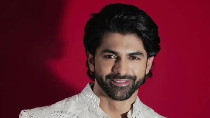 Taha Shah Badussha Crowned Best Youth Icon Actor For Heeramandi At Awards Night